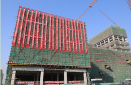 银河集团186net集团承建 陵城区信业商厦项目喜封金顶